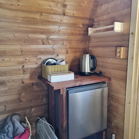 Kivipalu Kaemping مكان تخييم Allika (Hiiu)